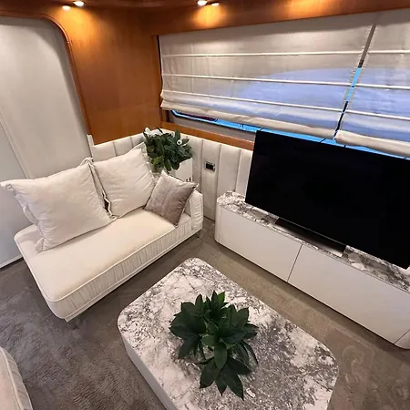 Πλωτό κατάλυμα Luxury Yacht Astondoa 76