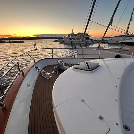 Luxury Yacht Astondoa 76