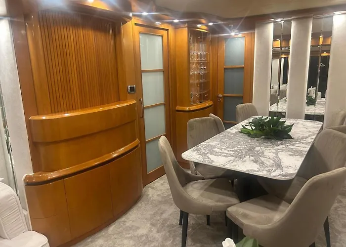 Πλωτό κατάλυμα Luxury Yacht Astondoa 76