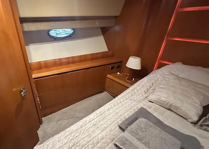 Πλωτό κατάλυμα Luxury Yacht Astondoa 76 *