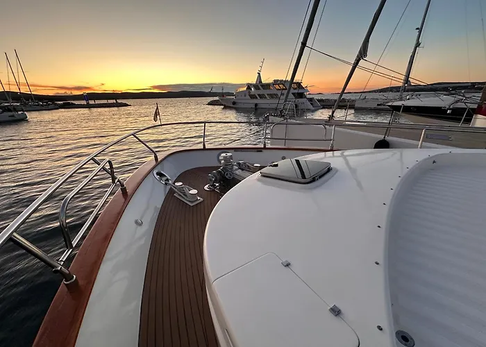Luxury Yacht Astondoa 76