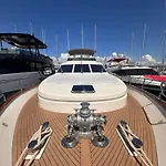 Luxury Yacht Astondoa 76 Botel