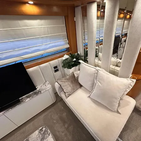 Hotel na wodzie Luxury Yacht Astondoa 76