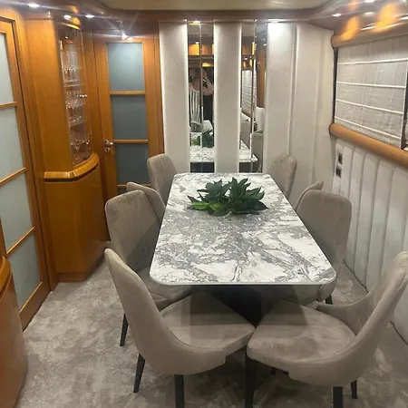 Hotel na wodzie Luxury Yacht Astondoa 76