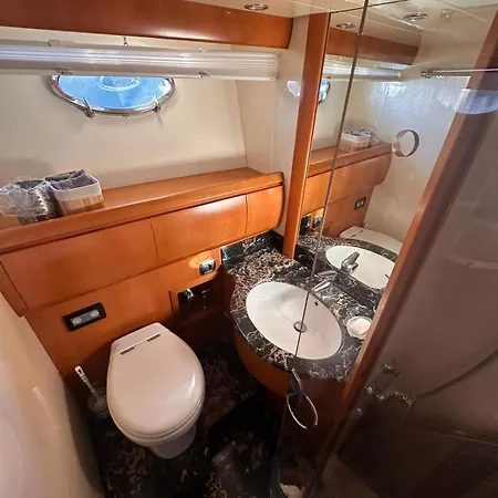 Luxury Yacht Astondoa 76 Hotel na wodzie