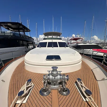 Luxury Yacht Astondoa 76 Hotel na wodzie