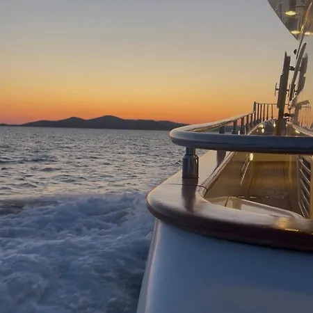 Luxury Yacht Astondoa 76