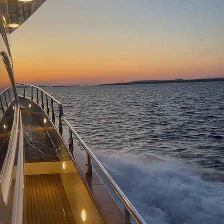 Luxury Yacht Astondoa 76 *