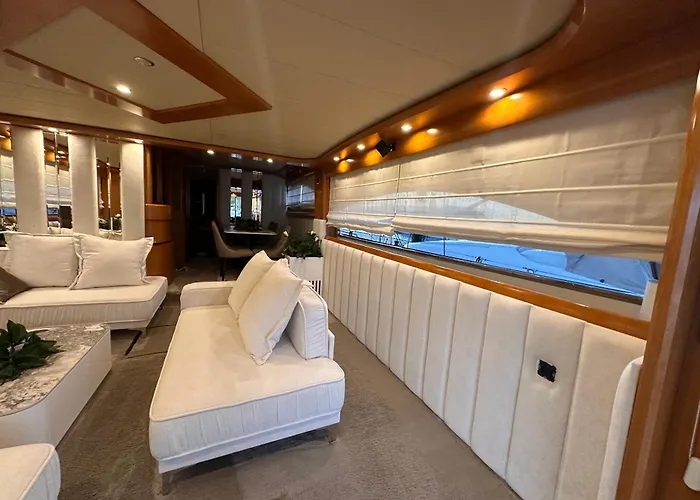 Luxury Yacht Astondoa 76 Botel