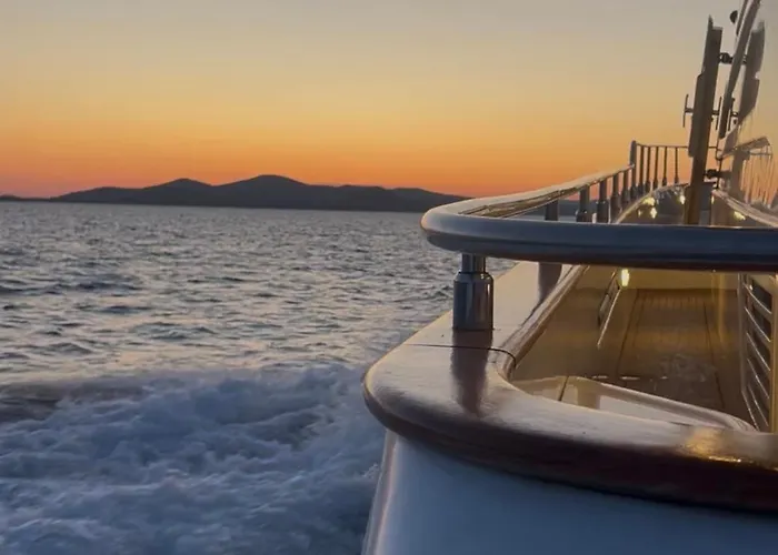 Luxury Yacht Astondoa 76
