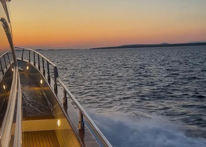 Luxury Yacht Astondoa 76 *